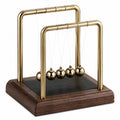 Goldenes Newton-Pendel mit Holzbasis